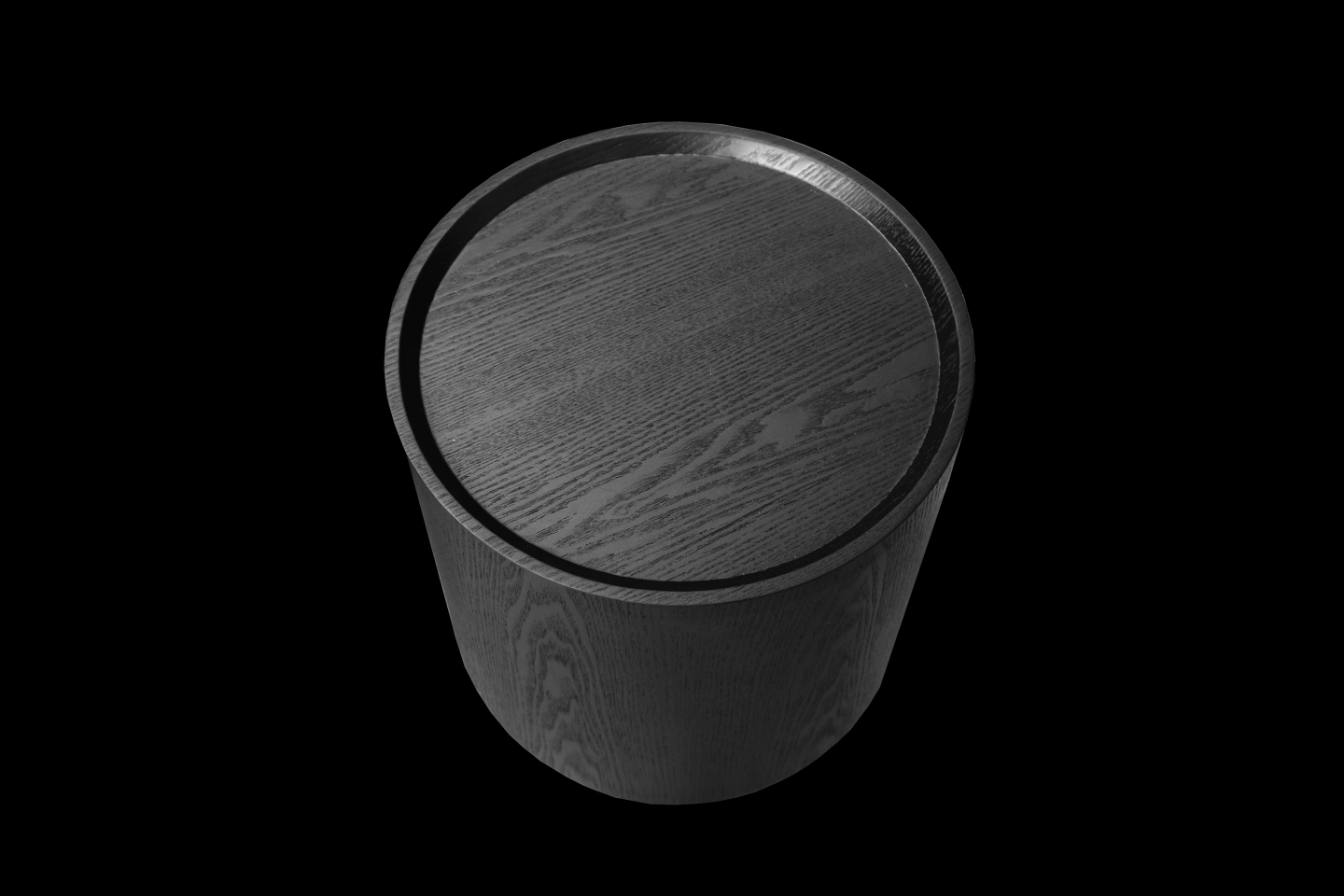 深黑色的圓型實木皮茶几