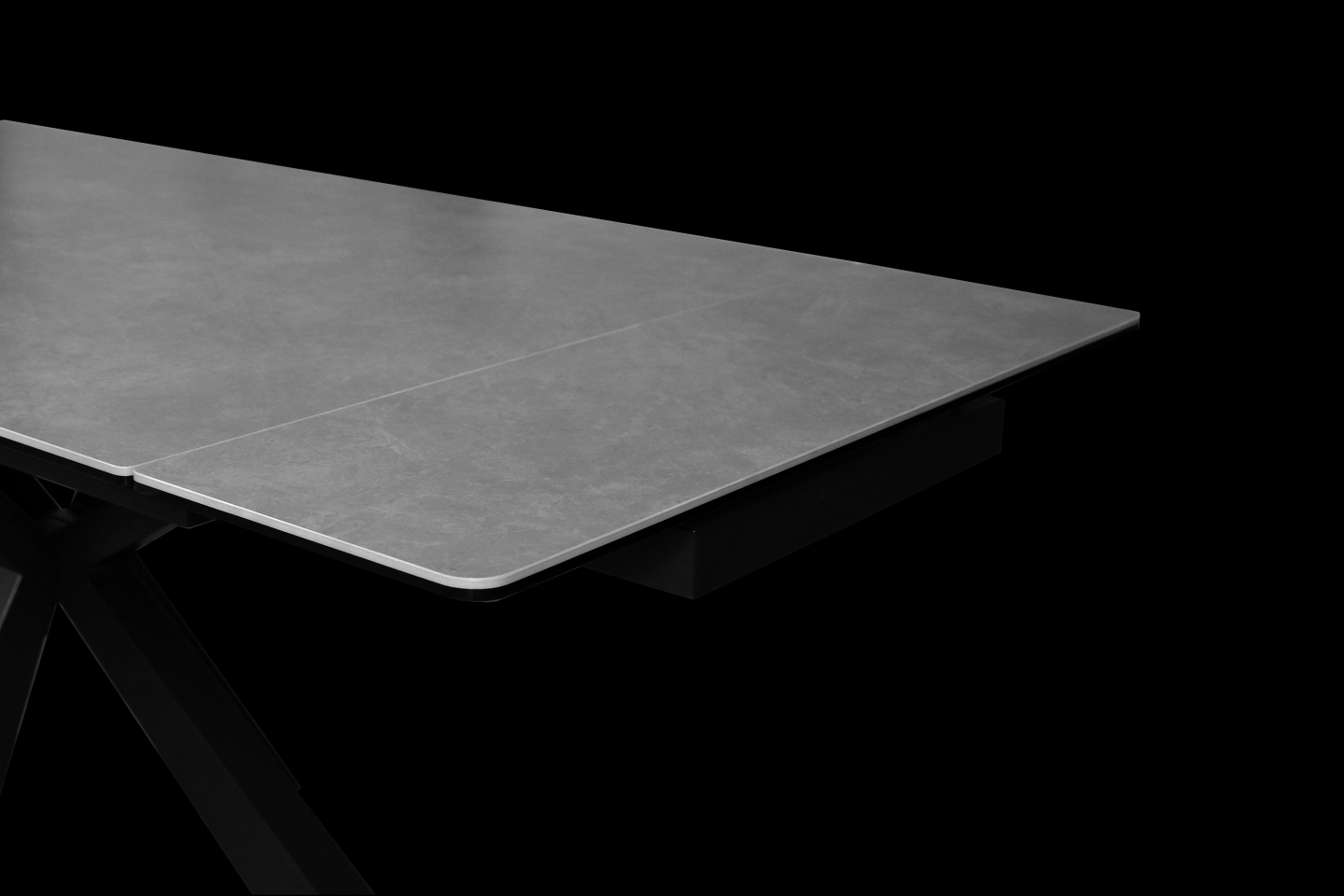 黑灰色岩板伸縮餐桌展開細節